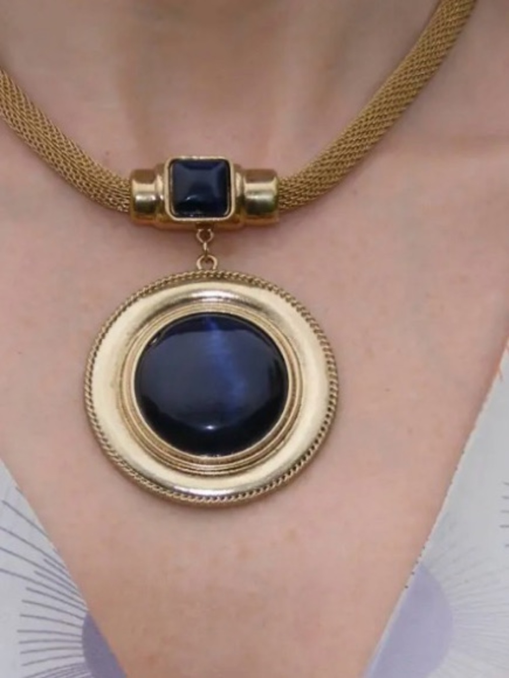 VINTAGE LARGE CHUNKY BLUE PENDANT SILVER TONED NECKLACE